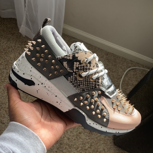 Bella Chic Sneakers - Picture 9 of 10